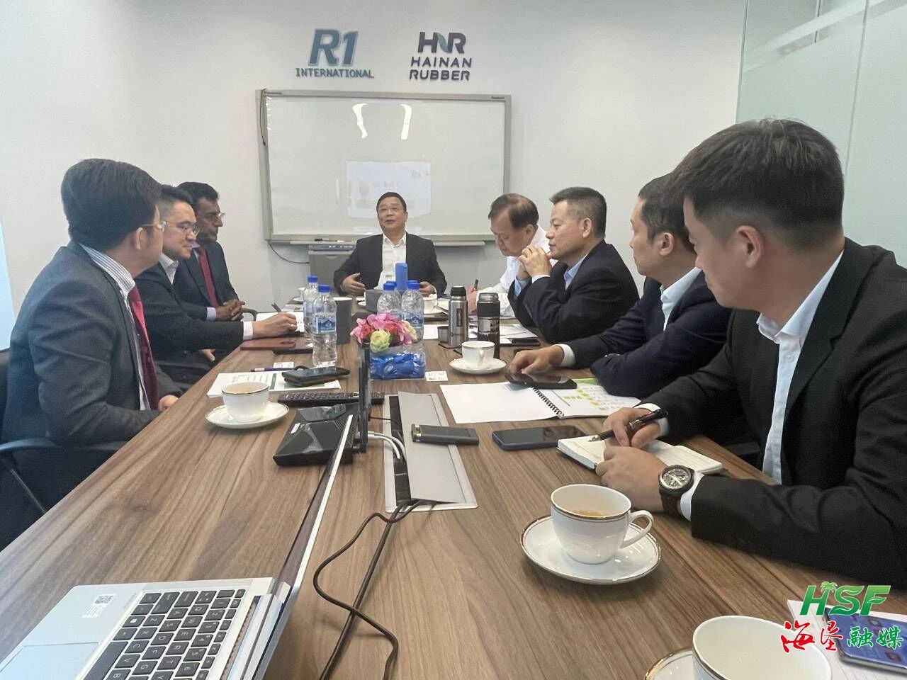 包洪文一行與R1公司座談交流。 包洪文一行與R1公司座談交流。